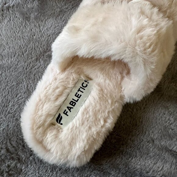 Fabletics Snug Strap Slilppers Fuzzy Cream Women's size 8 - Picture 2 of 5